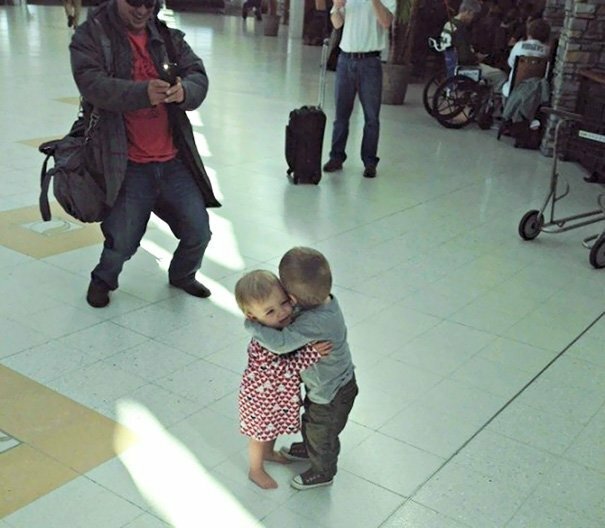 Эти дети никогда раньше не встречались, но два малыша в большом аэропорту тотчас признали друг в друге своих