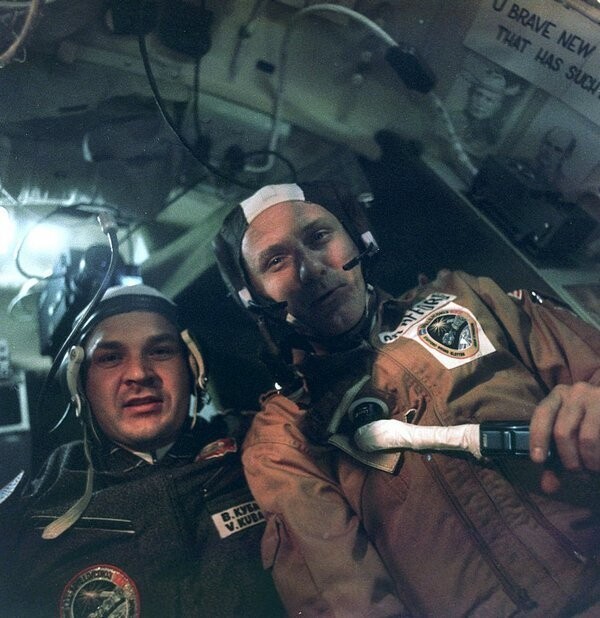 Космонавт Валерий Кубасов (слева) и астронавт Томас Стаффорд на корабле «Союз-19».