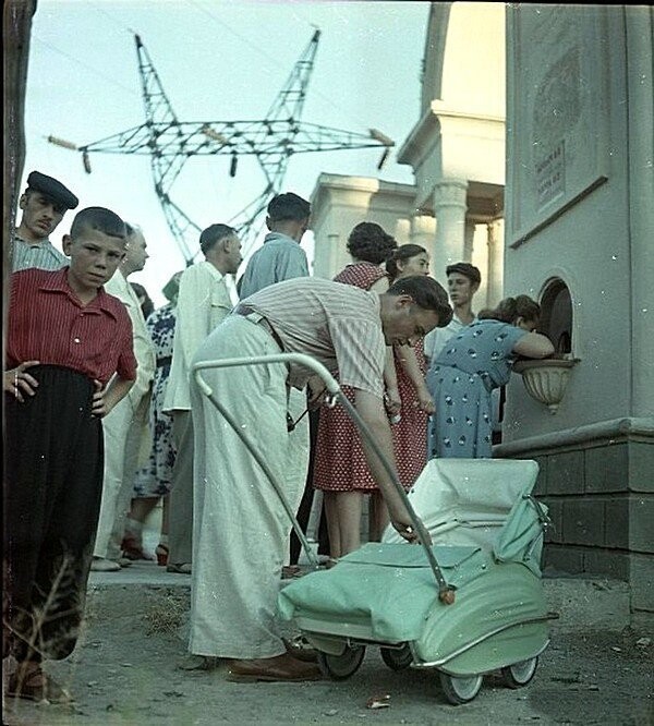 У входа в Парк Культуры и Отдыха. СССР, 1957 год