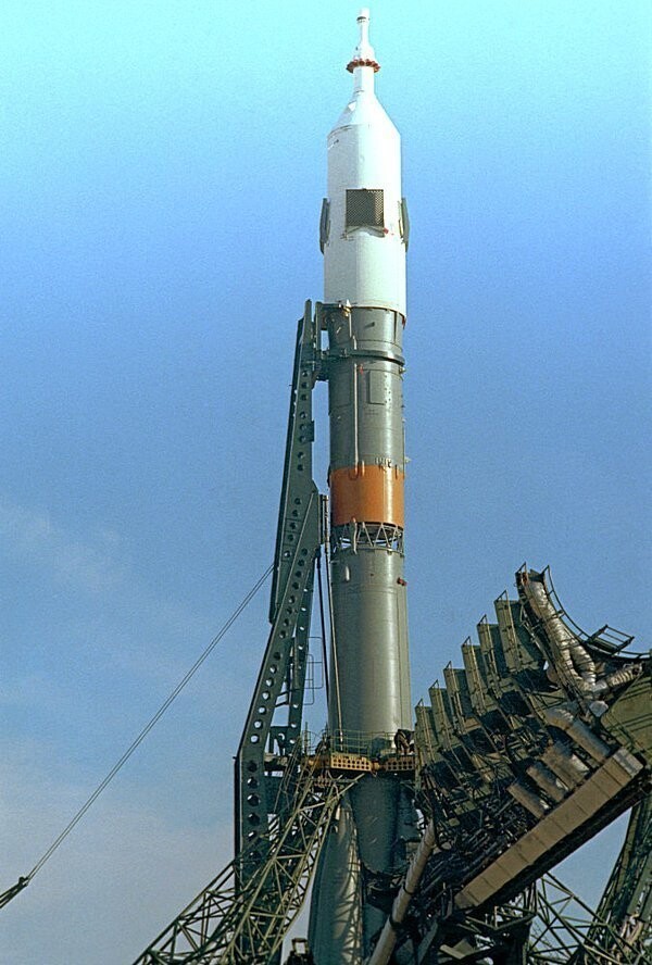15 июля 1975 года Союз-19 вылетел с космодрома Байконур с экипажем из двух космонавтов - Алексеем Леоновым (командиром) и Валерием Кубасовым (бортинженер). На фото - Союз-19.