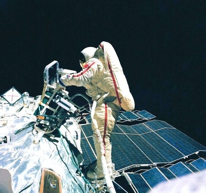 В 1984 году в качестве бортинженера Светлана Савицкая совершила полёт на корабле «Союз Т-12» и орбитальной станции «Салют-7». Во время полёта первой из женщин совершила выход в открытый космос.