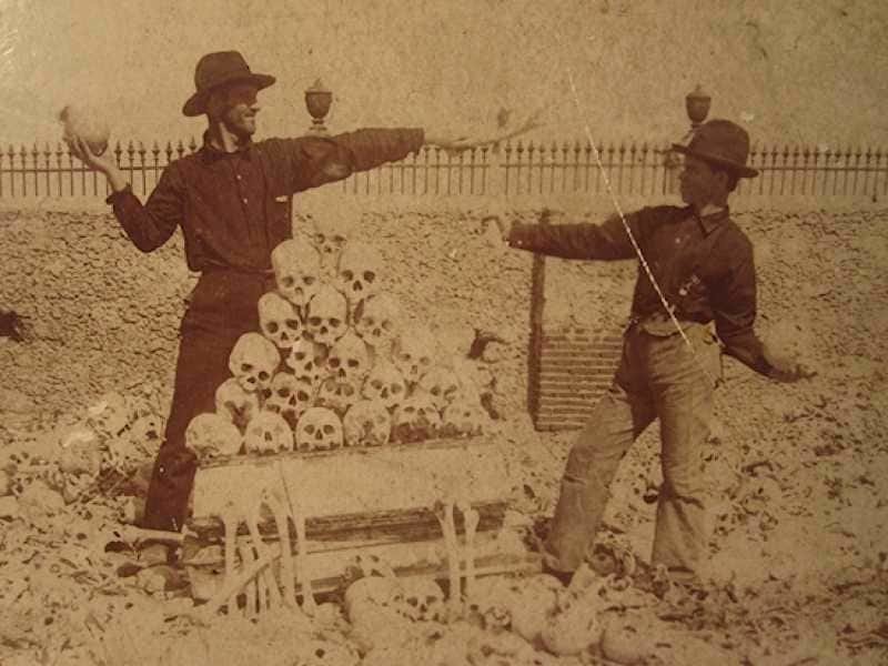 13. Американские солдаты играют с человеческими черепами на кладбище Колон в Гаване, Куба, 1900-е.