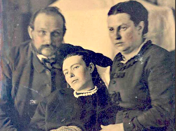 1. Посмертная фотография девушки с родителями. Так как в викторианскую эпоху немногие могли позволить себе фотографии при жизни, началась мода на посмертные фото.