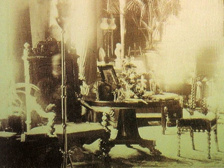 8. В 1891 году жительница британского графства Чешир, Сибелла Корбет, сделала фотографию большой библиотеки в своем доме. Считается, что на снимке был запечатлен призрак лорда Комбермера в день его похорон.