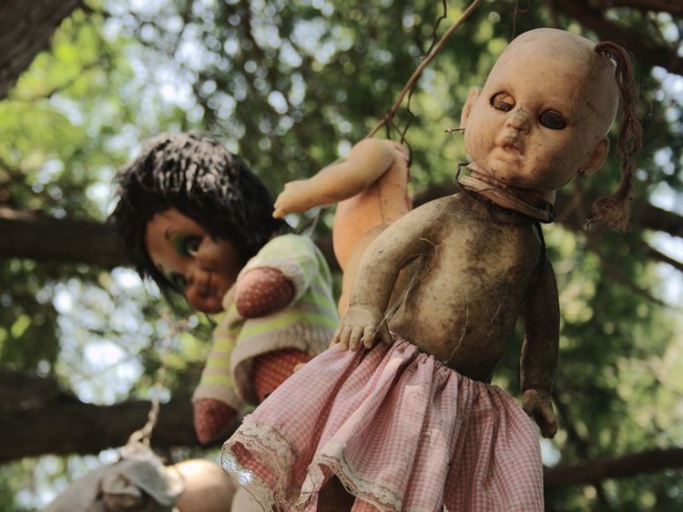12. Жуткий остров кукол в Мексике. По легенде, единственный житель острова, Дон Хулиан Сантана, нашел в канале тело утонувшей девочки. Он начал собирать кукол для нее, и продолжал на протяжении многих лет, пока сам не утонул в том же водоеме.