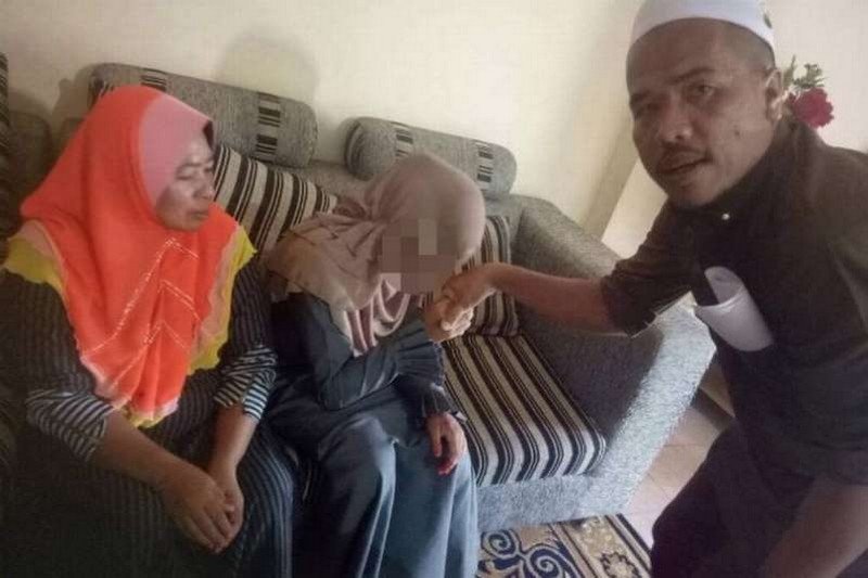В Малайзии 41-летний мужчина заплатил штраф и живет с 11-летней женой