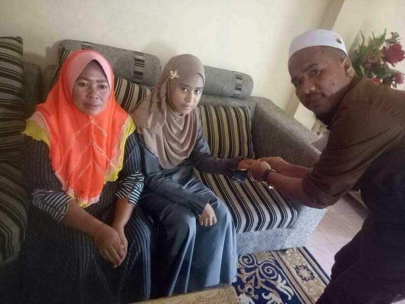 В Малайзии 41-летний мужчина заплатил штраф и живет с 11-летней женой