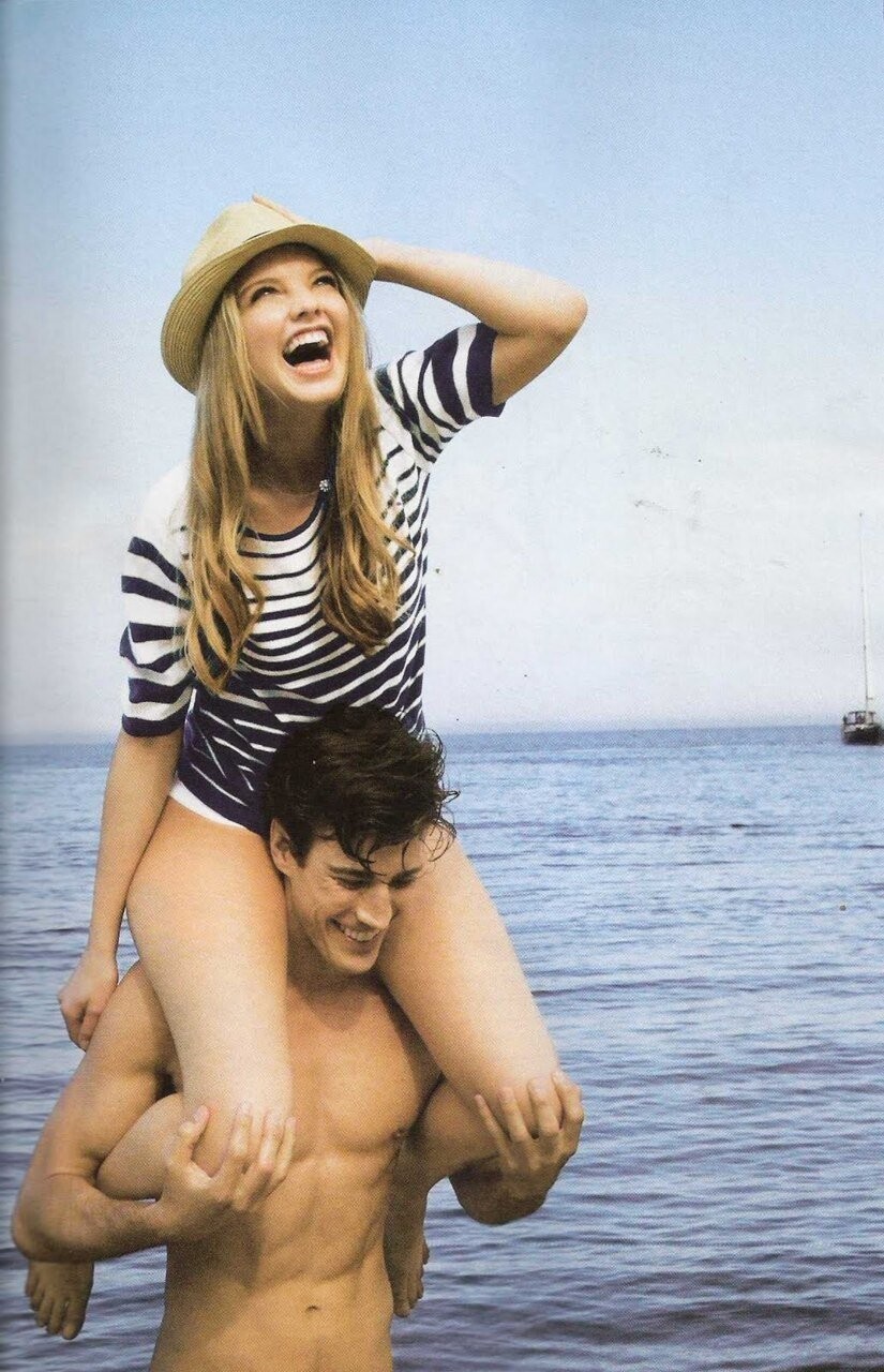 парень несет девушку. женский поцелуй. мужские ласки. на коленях перед девушкой. женщина на шее у мужчины.