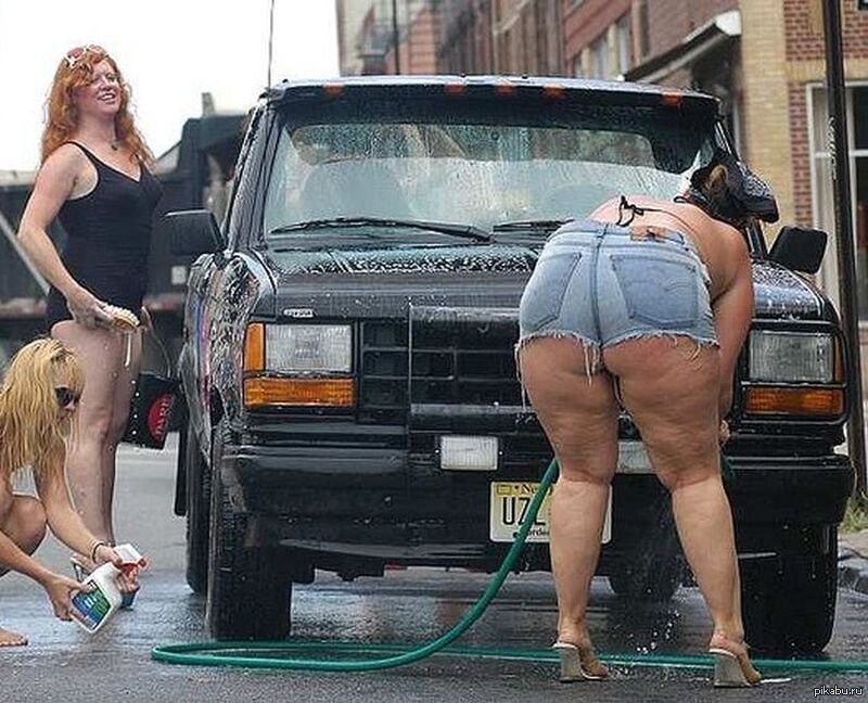 Мыть машину в бикини не стоит