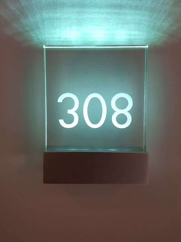 Если номер 308 повесить на дверь вверх ногами, все будет, вроде бы, нормально... но только не для перфекциониста!
