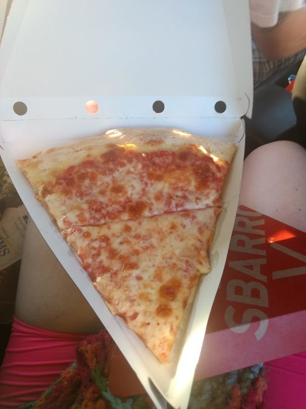 "Зачем я попросила разрезать кусок пиццы пополам?!"