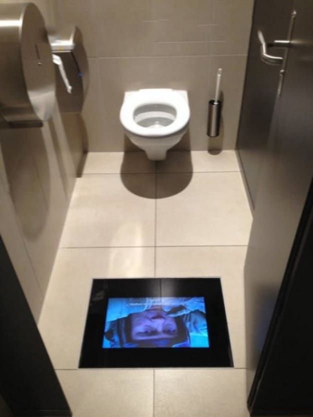 16. И, наконец, кинотеатр, в котором те, кто ходят в туалет, могут продолжать смотреть кино.