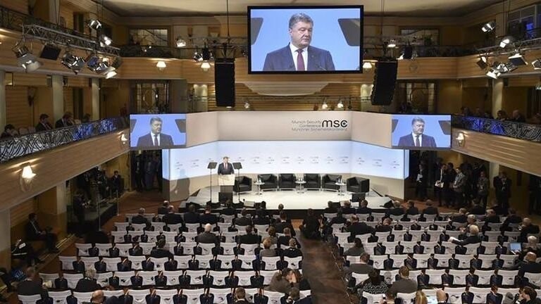 Очередной позор: почему все "вышли на обед" во время выступления Порошенко
