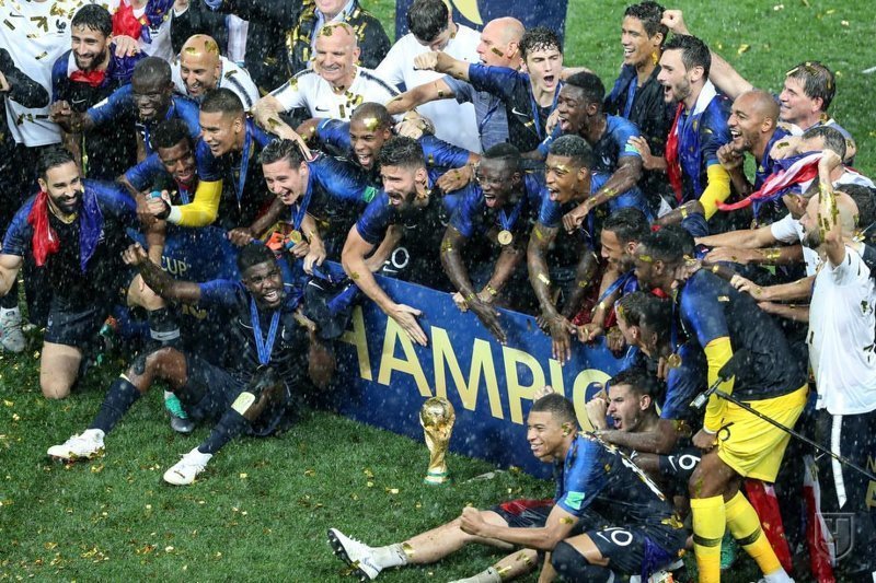 Праздник футбола: Франция увозит кубок чемпионов мира домой
