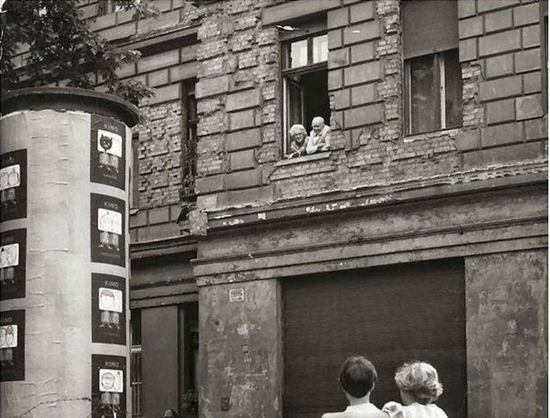 10. Девочки разговаривают с бабушкой и дедушкой на улице Западной Германии, отделенной ограждением, которое в скором времени станет Берлинской стеной, 1961 год  