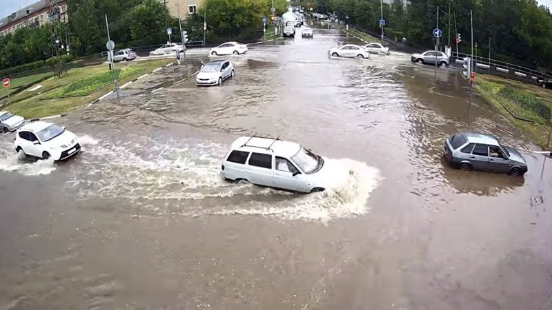 Не доплыли: два ВАЗа заглохли посреди затопленного перекресток