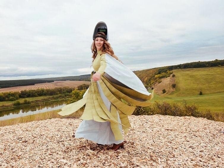 Александра Ивлева в как она это называет "традиционном русском сварочном платье"