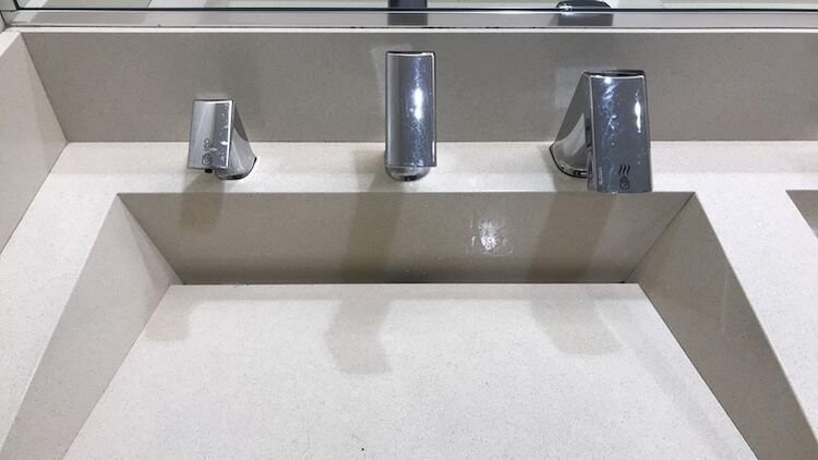 Раковина в этом общественном туалете действительно умная - здесь мыло слева, кран посередине и сушилка справа.