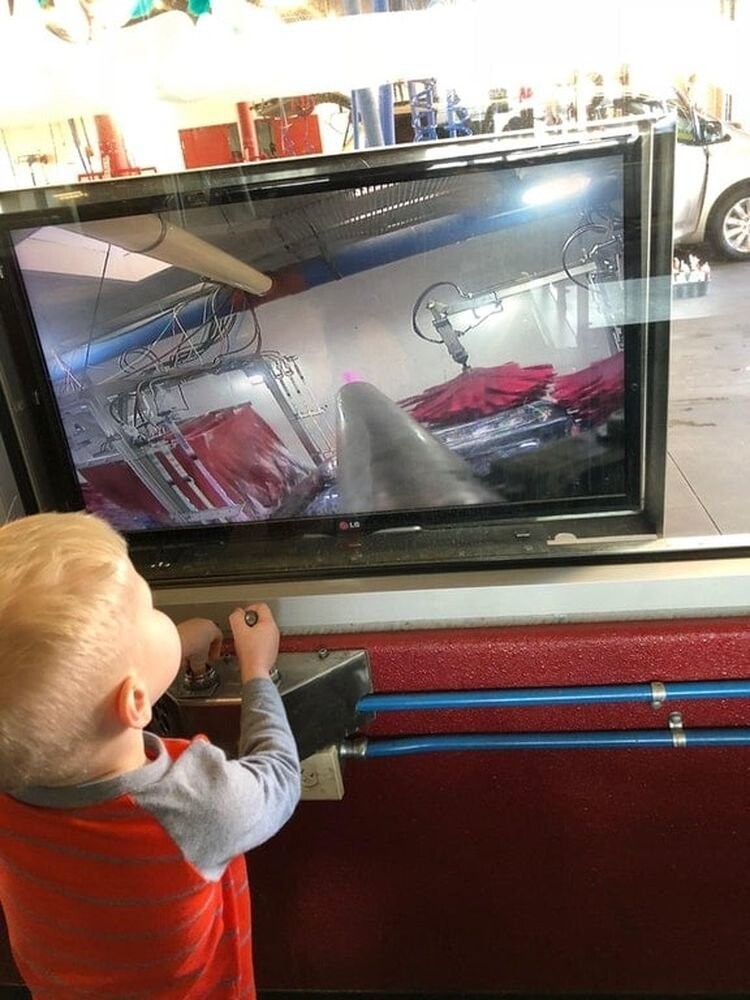 В этой автомойке есть специальная панель управления мыльными пушками, с которыми дети могут играть и помогать чистить машину, пока вы ждете.