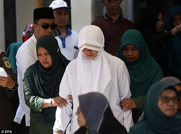 Индонезийские геи получили по 80 ударов тростью за нарушение законов шариата