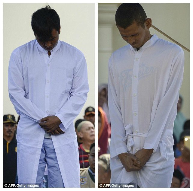 Индонезийские геи получили по 80 ударов тростью за нарушение законов шариата