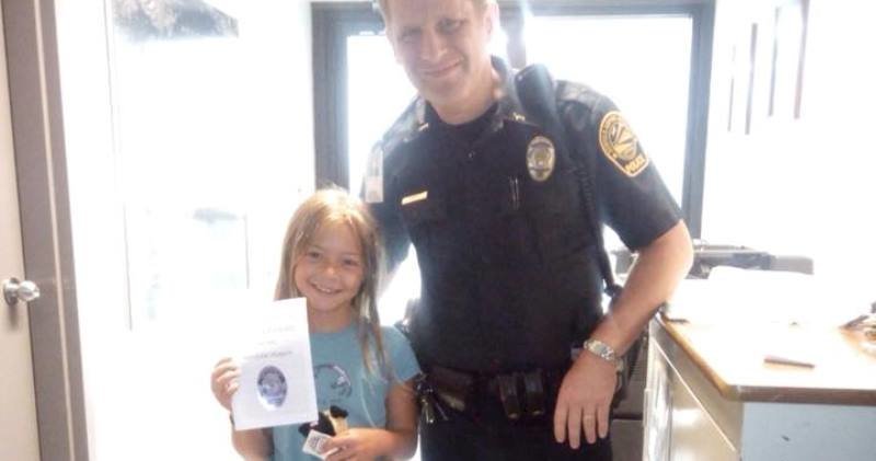Полицейские вернули девочке плюшевого щенка и подарили книжку о его приключениях