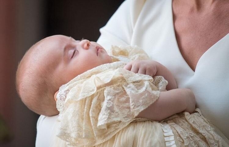 Принц Луи облачен в символический наряд — это реплика крестильного платья от 1841 года, со времен королевы Виктории. За давностью его решено было превратить в музейную реликвию, а юного принца крестили в современной копии того платья