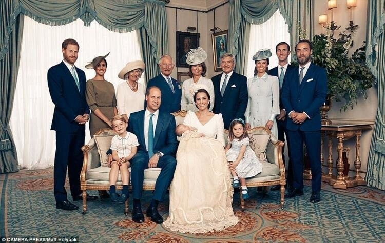 Сама действующая королева и её муж на мероприятие придти не смогли, поэтому на большинстве общих фотографий доминируют родственники со стороны Кейт Мидлтон