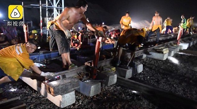 Китайские железнодорожники построили новую ветку за 3,5 часа