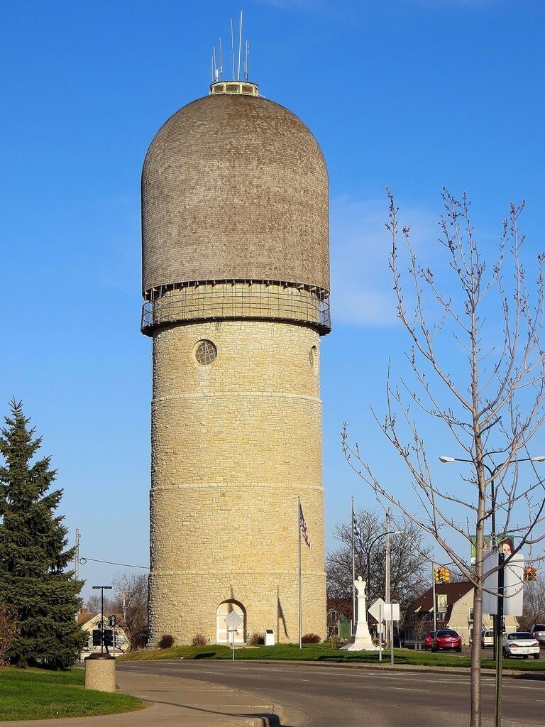 Водяная башня в Мичигане, более известная как Кирпичный Дик