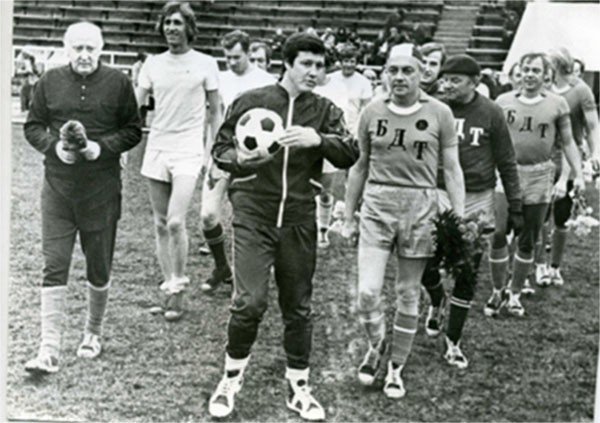 Кирилл Лавров в составе футбольной команды Большого Драматического Театра, конец 70-х