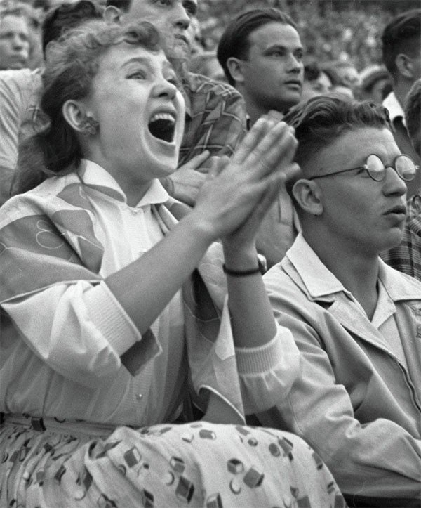 Надежда Румянцева на футбольном матче. 12 сентября 1958 года. Фото Бориса Виленкина /РИА Новости/