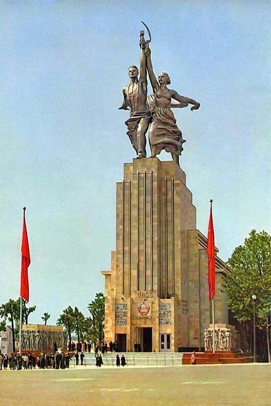 Монумент "Рабочий и Колхозница". Москва, СССР, 1937 год.