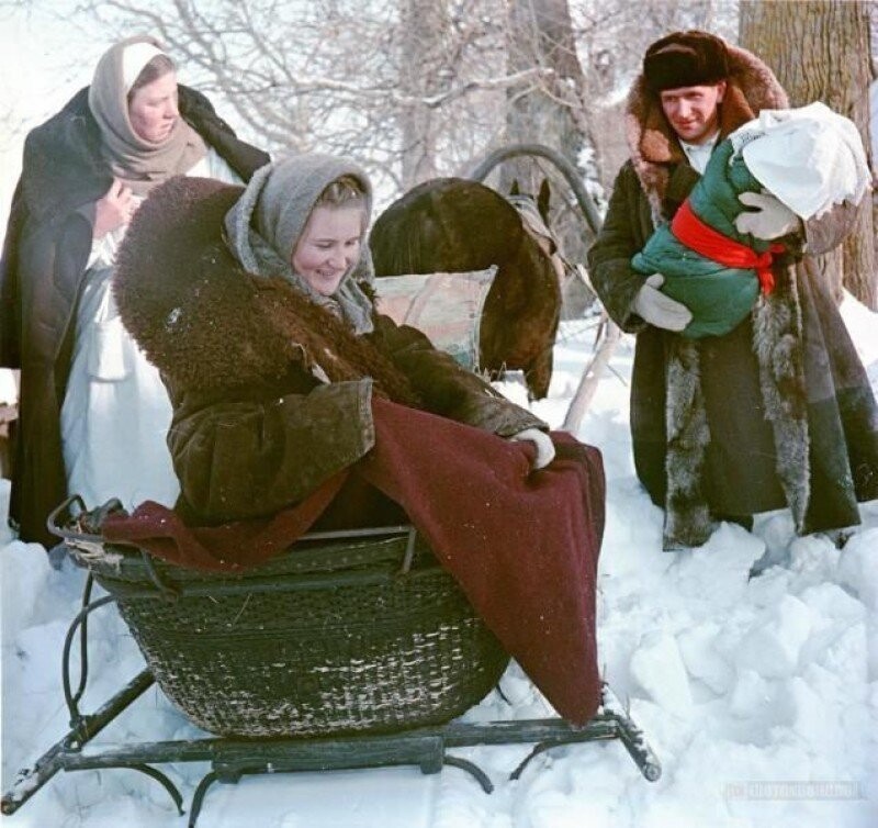 Муж забирает жену с ребёнком из роддома. СССР, 1950-е гг.