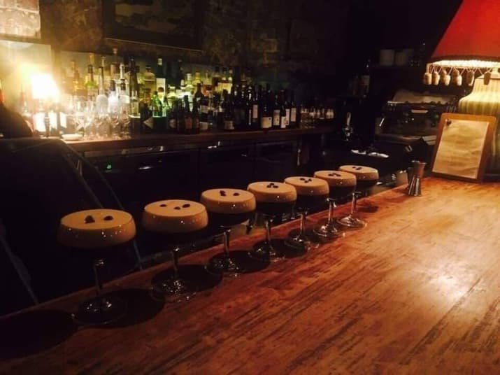 Эти эспрессо с мартини выглядят как стулья на деревянном полу у бара