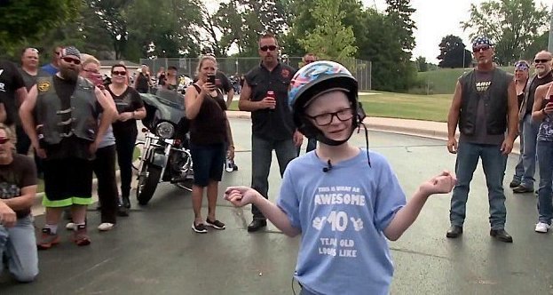 Зная любовь Томаса к мотоциклам, жительница Висконсина пригласила байкеров на его вечеринку