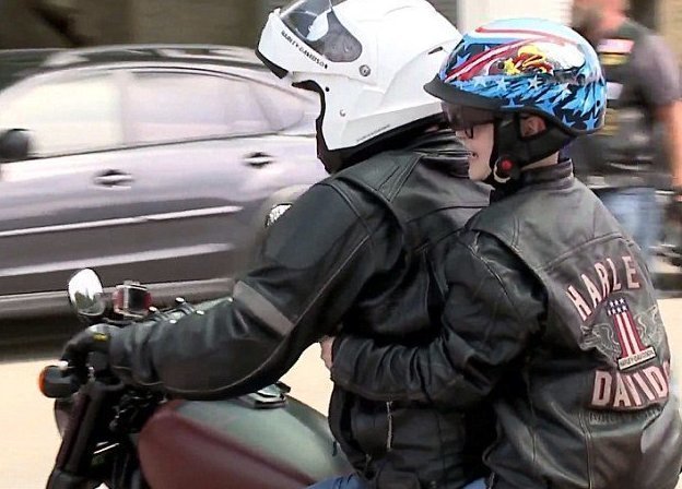 Папа прокатил сына на мотоцикле