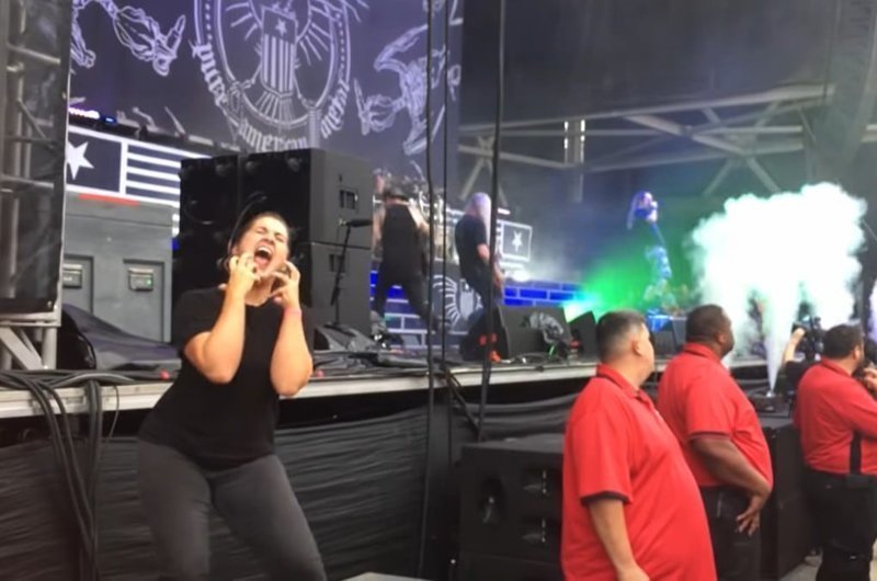 Женщина переводила на язык жестов песню группы Lamb of God и вовсе не хотела отвлекать внимание от выступления
