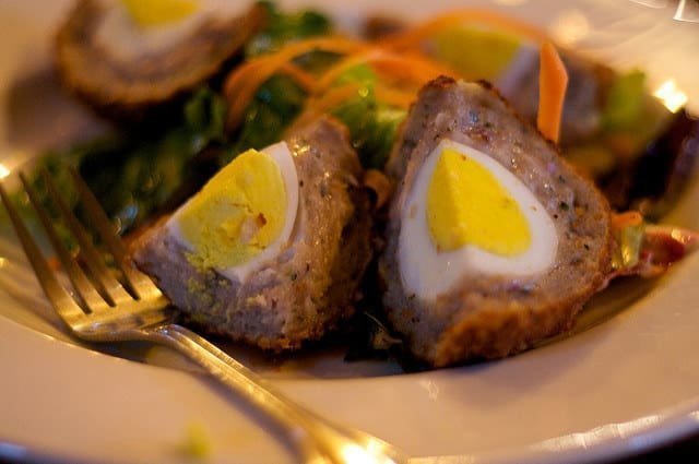 13. Яйцо по-шотландски (Scotch egg) - крутое яйцо, запечённое в колбасном фарше.