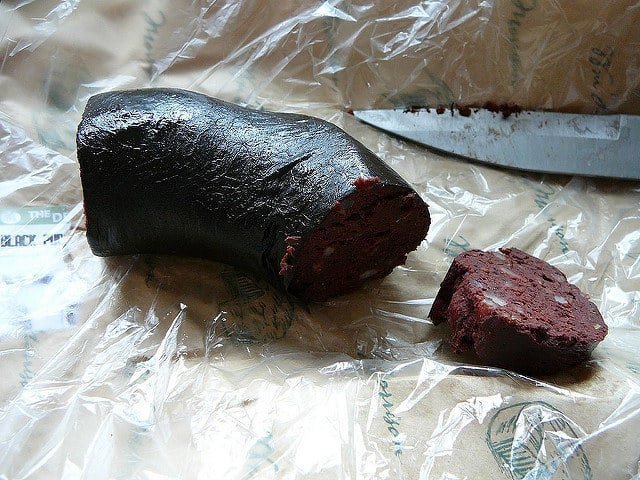4. Черный пудинг "Black pudding" - вариация кровяной колбасы на основе свиной крови с добавлением овсяной крупы, лука и сала.