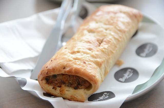 11. Британская сосиска в тесте Sausage Roll - вложенный в тесто фарш из свинины с добавлением овощей и специй.