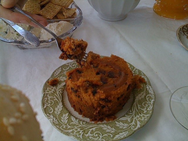 3. Пудинг "Пятнистый Дик" ("Spotted Dick") - кусочек или колбаска из теста, начиненная изюмом и сушеной смородиной, и завернутая в ткань и сваренная на пару.