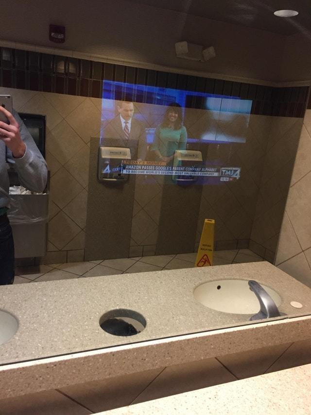 В одном из туалетов  в зеркало встроен телевизор