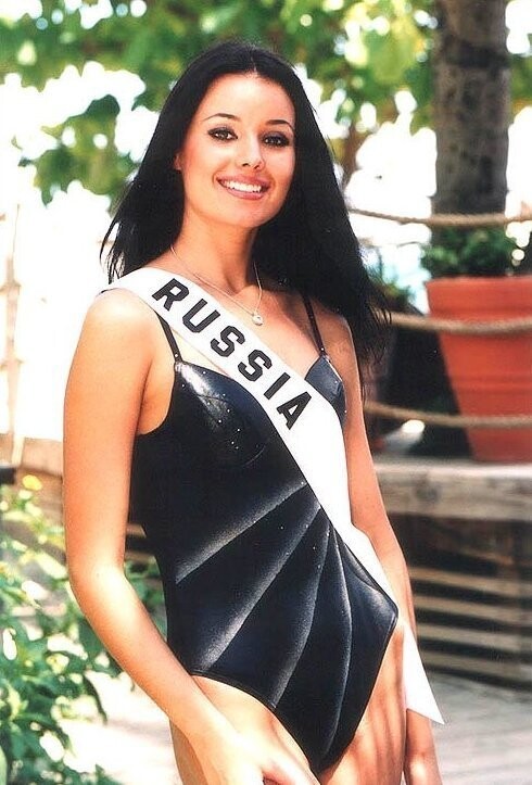 На фото первая русская "Мисс Вселенная-2002". Посмотрите, что стало с ее лицом спустя 16 лет!