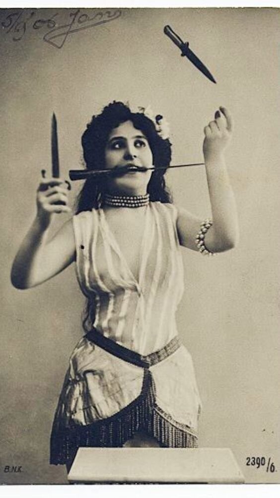 Цирк, девушки, несколько ножей