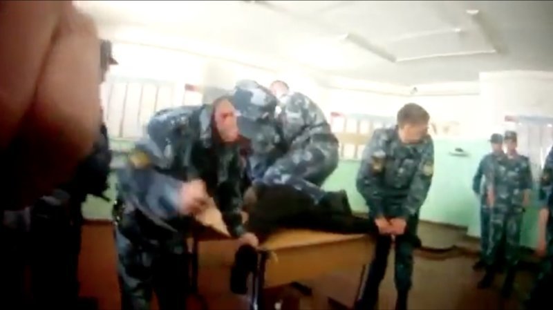 Лежал без трусов и орал от боли: ярославцам показали пытки в тюрьме. Видео