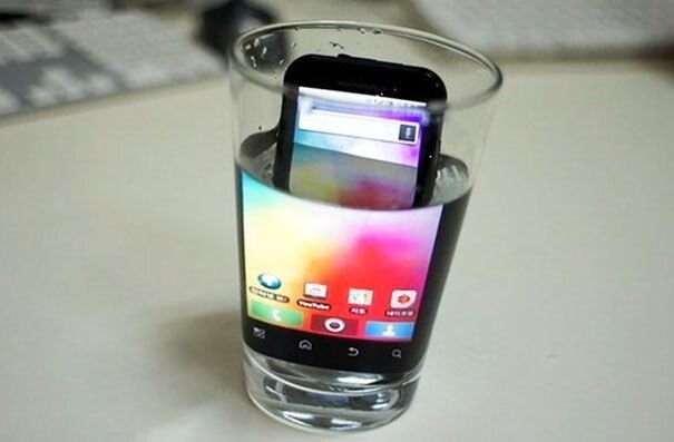 7. Экран смартфона можно увеличить, погрузив его в стакан с водой.