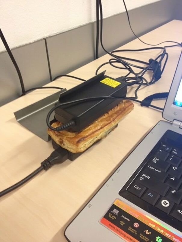 10. Используй блоки питания ноутбуков для того, чтобы разогреть бутерброд.