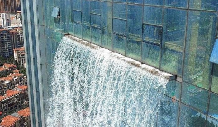 108-метровый водопад, стекающий со стены небоскреба