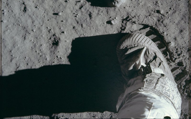 Один из первых следов человека на Луне